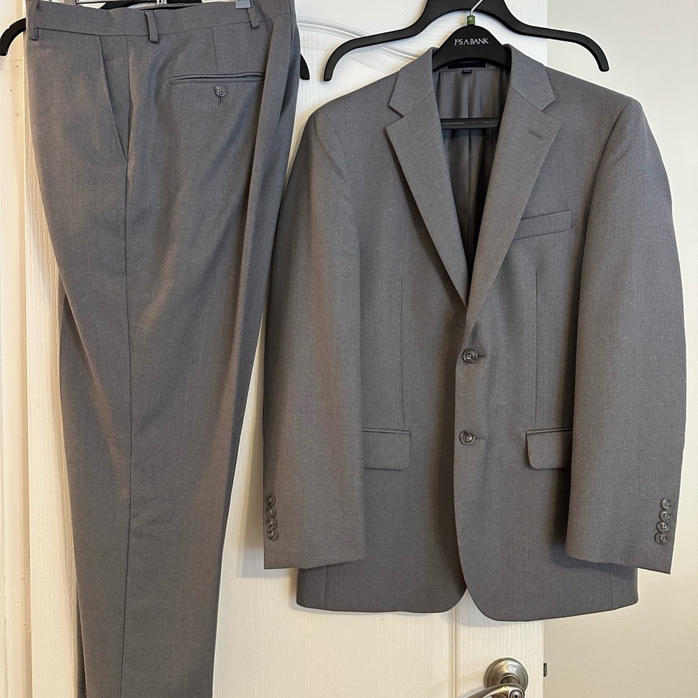 Mens Suit Jos A Bank men’s suit light grey